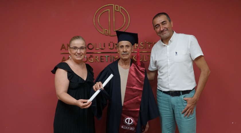 76 yaşındaki Yusuf Y&uuml;cel, A&ccedil;ık&ouml;ğretim Fak&uuml;ltesinde 10 program bitirerek gen&ccedil;lere ilham oldu