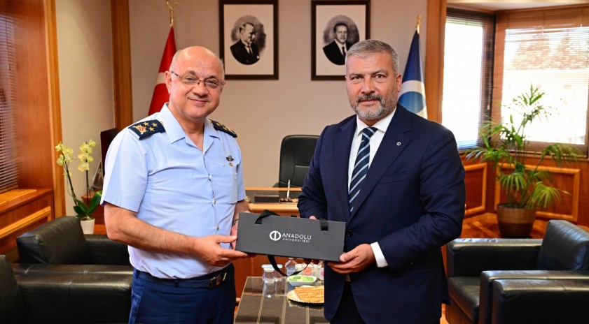 Emekliye ayrılan komutanlardan Rekt&ouml;r Adıg&uuml;zel&rsquo;e veda ziyareti